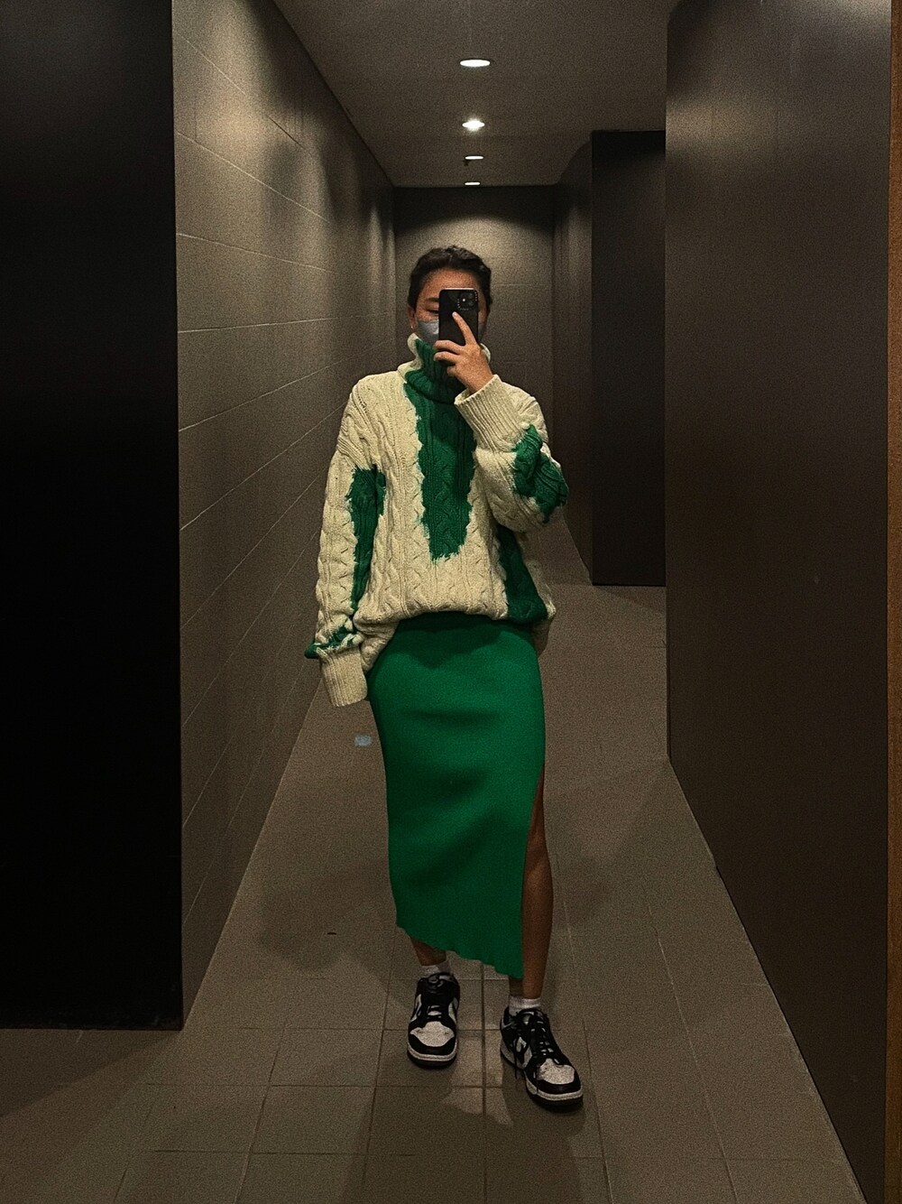 「office style」｜「BALENCIAGAのアイテム（ニット/セーター、グリーン系）」を使った、hoyeekongさん（レディース・157cm）の冬コーディネートの1枚目の写真