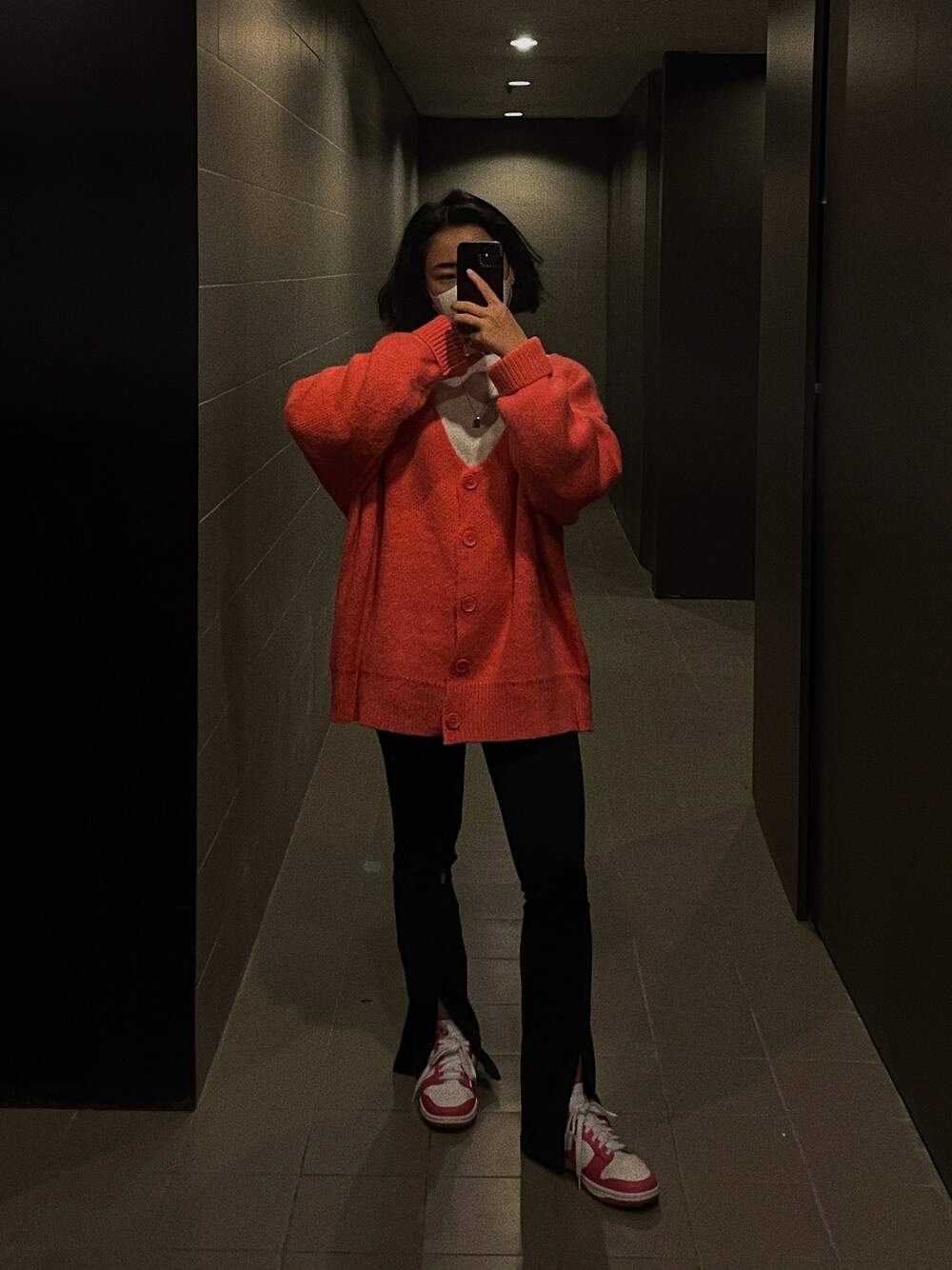 「office style」｜「ALOのアイテム（パンツ、ブラック系）」を使った、hoyeekongさん（レディース・157cm）の冬コーディネートの1枚目の写真