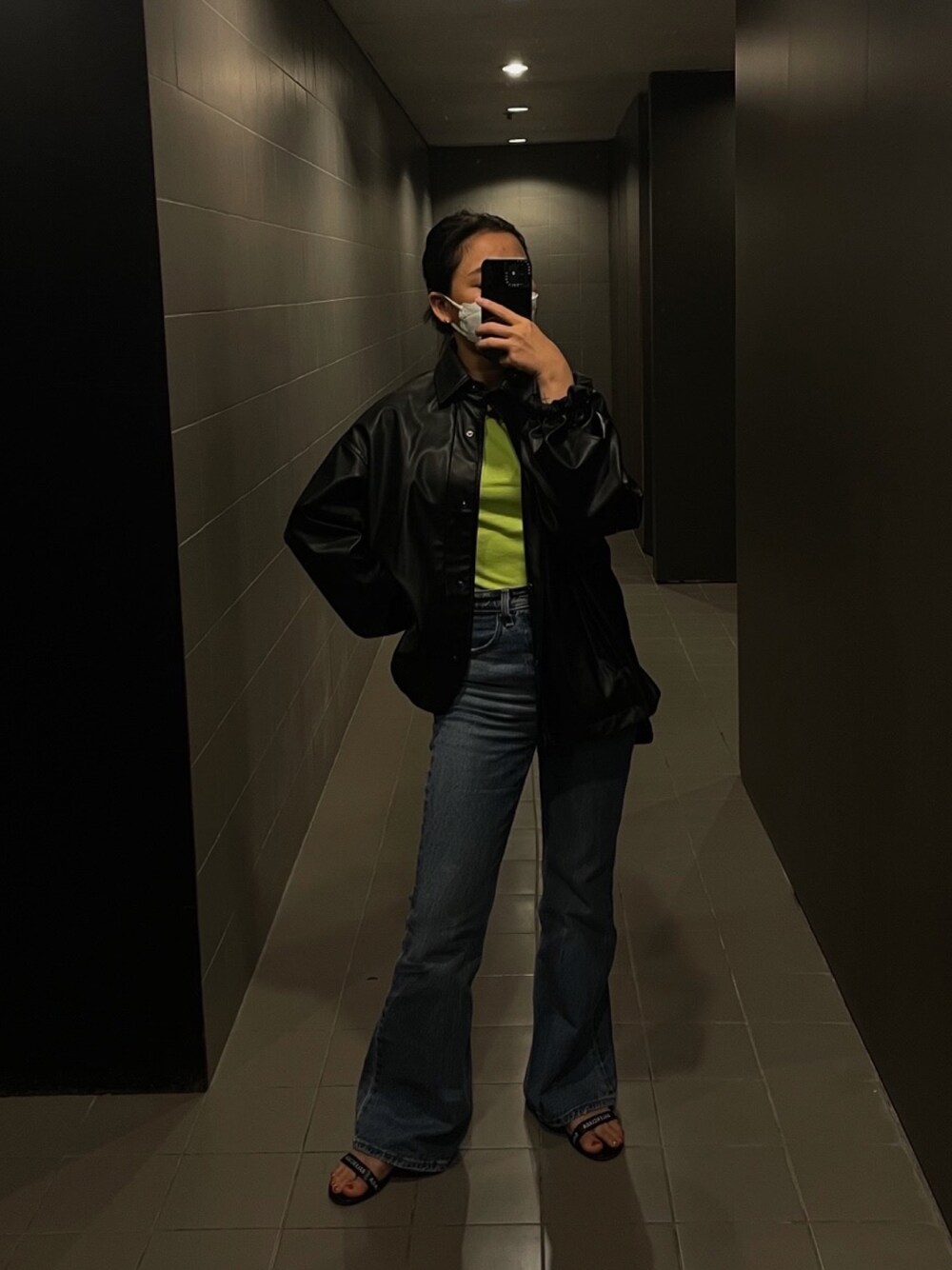 「office style」｜「Levi'sのアイテム（デニムパンツ、ブルー系）」を使った、hoyeekongさん（レディース・157cm）の冬コーディネートの1枚目の写真
