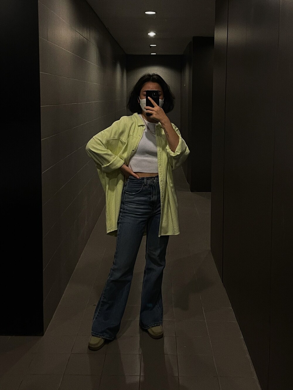 「office style」｜「SLYのアイテム（デニムパンツ、ブルー系）」を使った、hoyeekongさん（レディース・157cm）の冬コーディネートの1枚目の写真