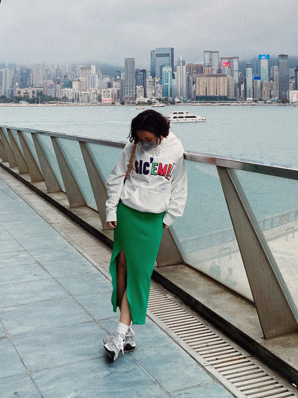 「Supreme のアイテム（パーカー、ホワイト系）」を使った、hoyeekongさん（レディース・157cm）の冬コーディネートの1枚目の写真