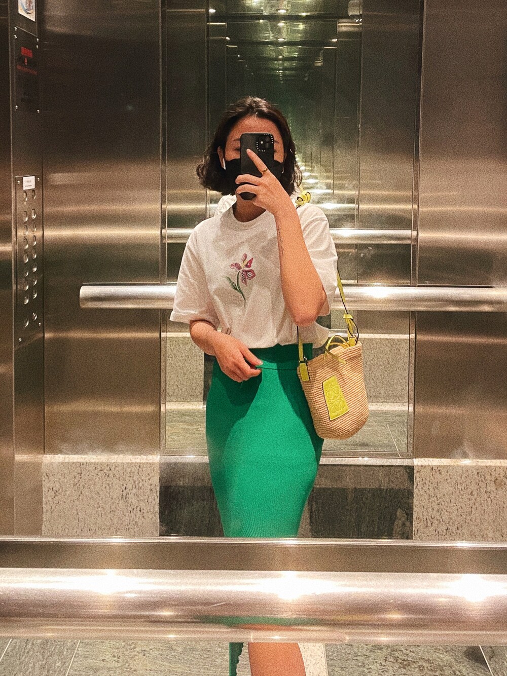 「office style」｜「VICTORIAのアイテム（Tシャツ/カットソー、ホワイト系）」を使った、hoyeekongさん（レディース・157cm）の春コーディネートの1枚目の写真