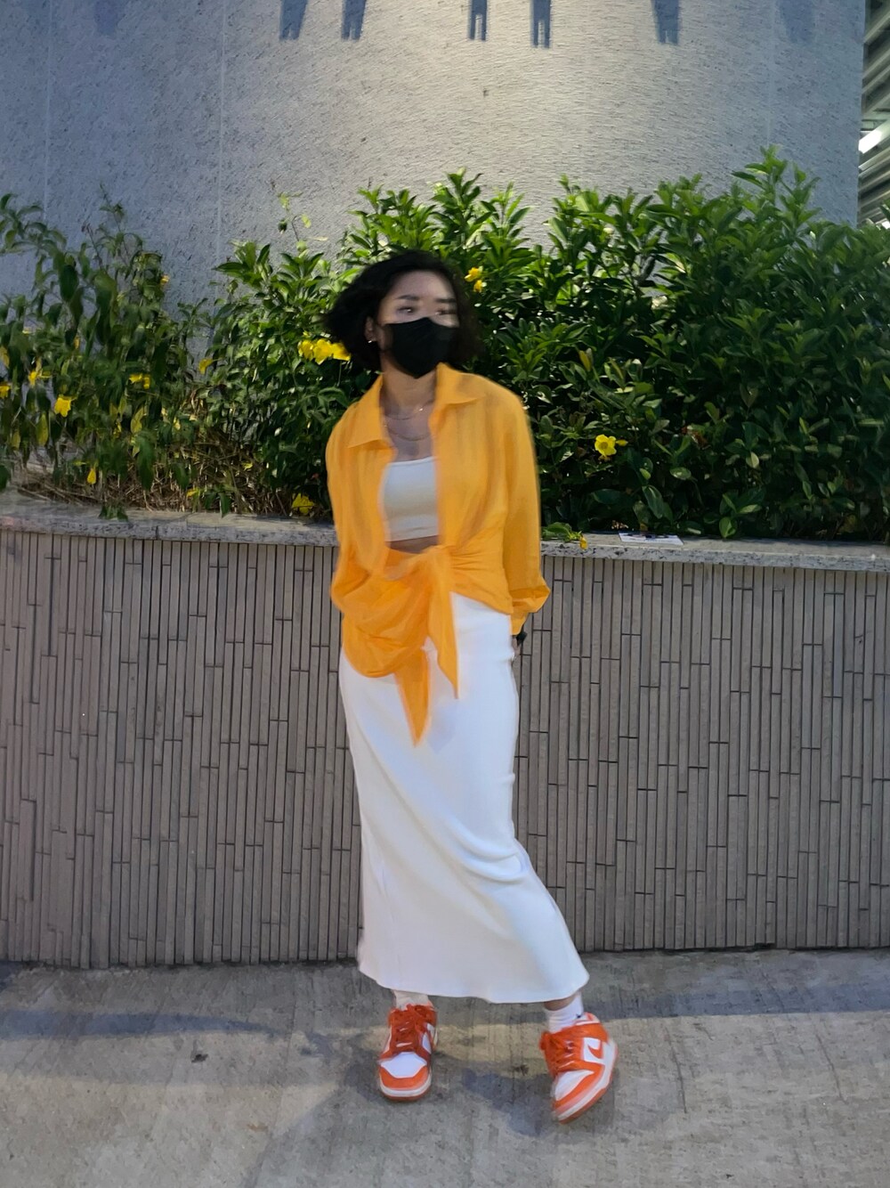 「JACQUEMUSのアイテム（シャツ/ブラウス、オレンジ系）」を使った、hoyeekongさん（レディース・157cm）の夏コーディネートの1枚目の写真