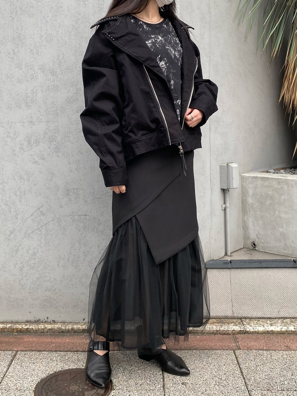 「ROYAL FLASH、KMRii、AULA AILA」｜「KMRiiのKMRii/ケムリ/MAGNOLIA TWILL JKT（ブルゾン、ブラック系）」を使った、照井千尋さん（レディース・163cm）の夏コーディネートの1枚目の写真