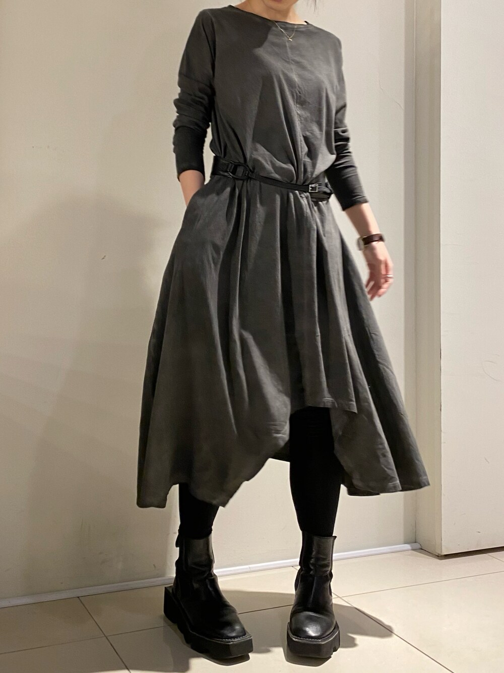 「ROYAL FLASH、KMRii」｜「KMRiiのKMRii/ケムリ/ASYMMETRY MAXI OP（ワンピース、グレー系）」を使った、照井千尋さん（レディース・163cm）の冬コーディネートの1枚目の写真