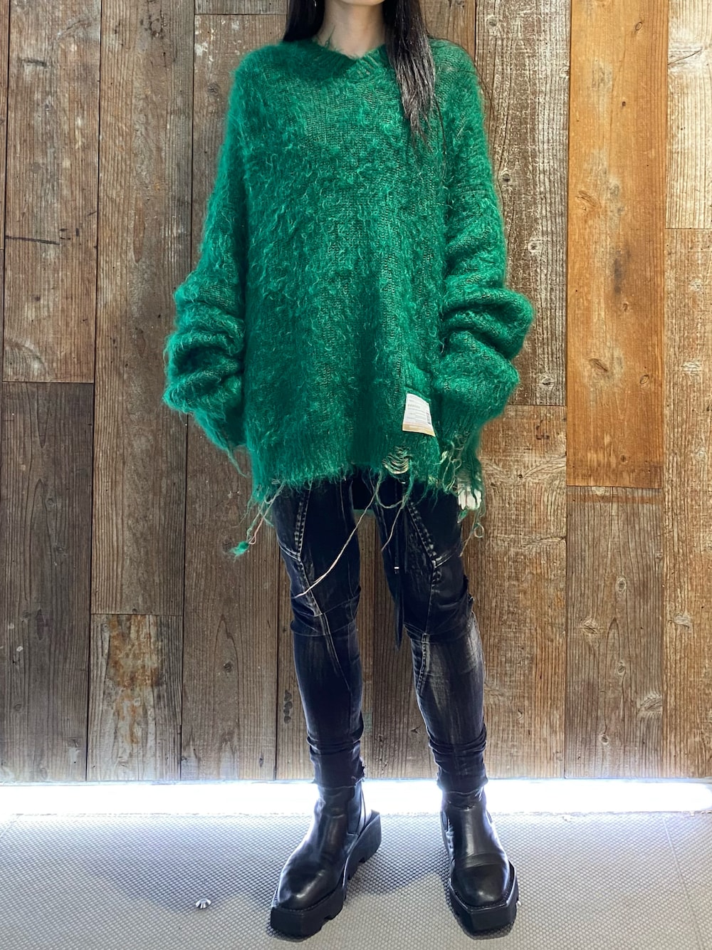 「ROYAL FLASH、KMRii、Maison MIHARA YASUHIRO」｜「Maison MIHARA YASUHIROのアイテム（ニット/セーター、グリーン系）」を使った、照井千尋さん（レディース・163cm）の冬コーディネートの1枚目の写真
