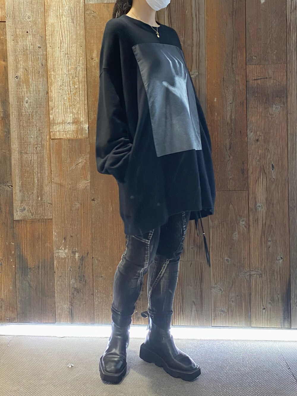 「ROYAL FLASH、KMRii、UNDER COVER」｜「UNDERCOVERのアイテム（スウェット、ブラック系）」を使った、照井千尋さん（レディース・163cm）の夏コーディネートの1枚目の写真