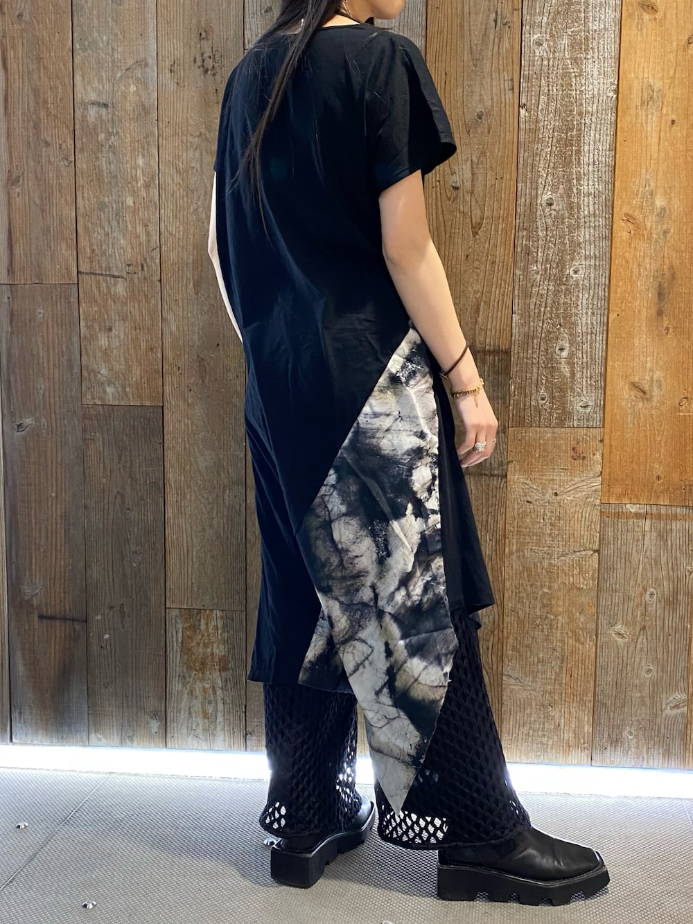 「ROYAL FLASH、KMRii」｜「KMRiiの【別注】KMRii/ケムリ/CUTSEW-MAGNOLIA OP/ワンピース（ワンピース、ブラック系）」を使った、照井千尋さん（レディース・163cm）の春コーディネートの1枚目の写真