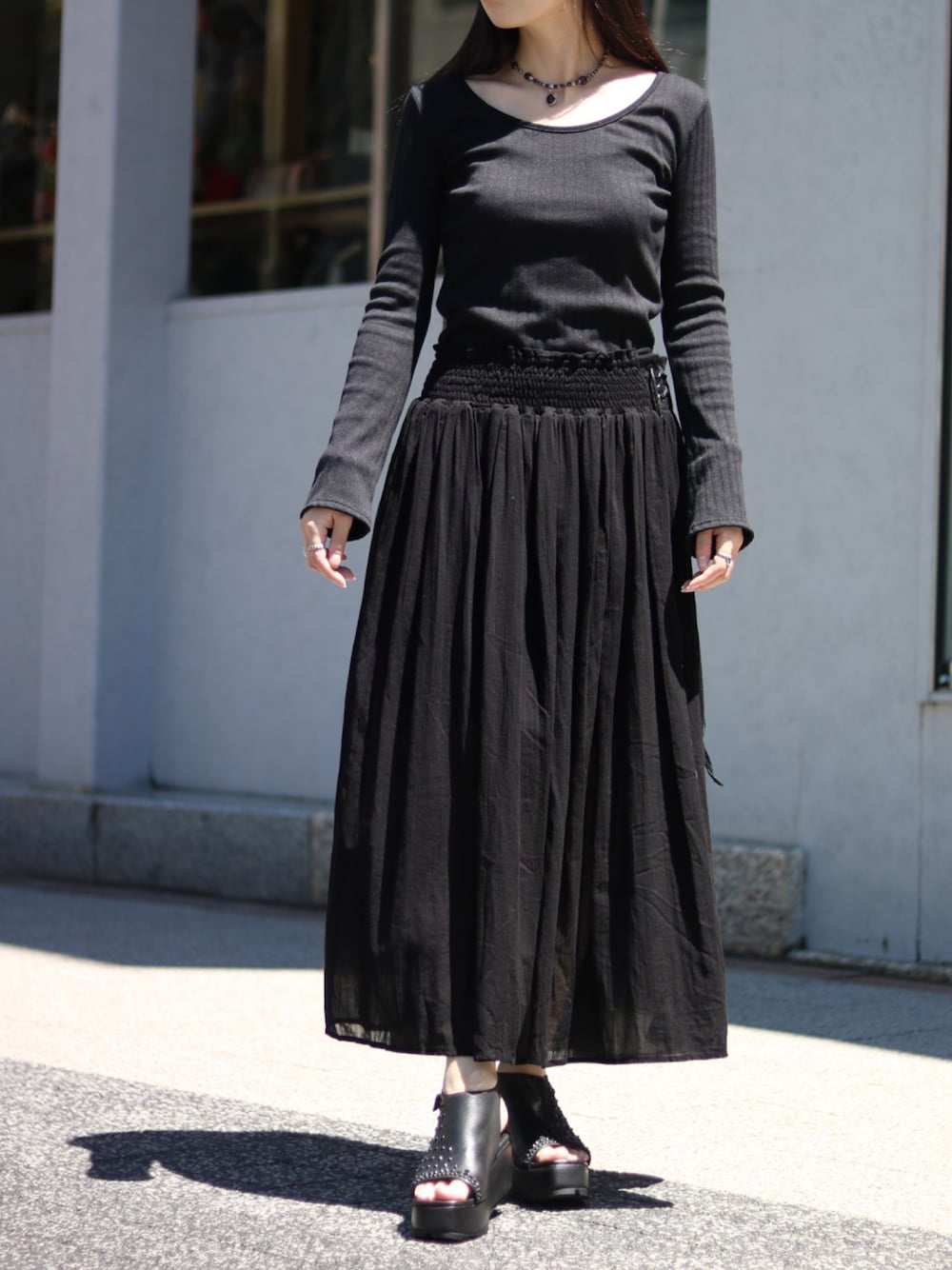 「ROYAL FLASH、KMRii、ADDICT NOIR、gunda」｜「ADDICT NOIRの【別注】ADDICT NOIR/アディクト ノアー/LS TOPS（Tシャツ/カットソー、ブラック系）」を使った、照井千尋さん（レディース・163cm）の夏コーディネートの1枚目の写真