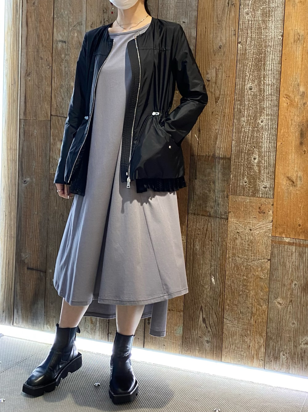 「ROYAL FLASH、ADDICT NOIR、MONCLER」｜「MONCLERのアイテム（ジャケット/アウター、ブラック系）」を使った、照井千尋さん（レディース・163cm）の春コーディネートの1枚目の写真
