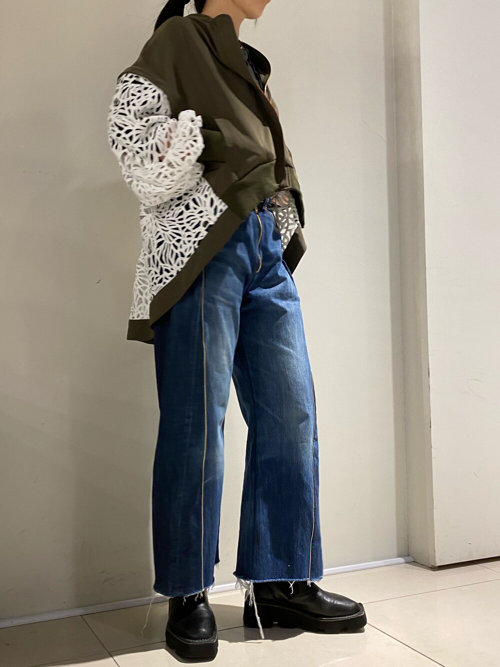 「ROYAL FLASH、rehersall」｜「RehersalLのアイテム（デニムパンツ、ブルー系）」を使った、照井千尋さん（レディース・163cm）の冬コーディネートの1枚目の写真