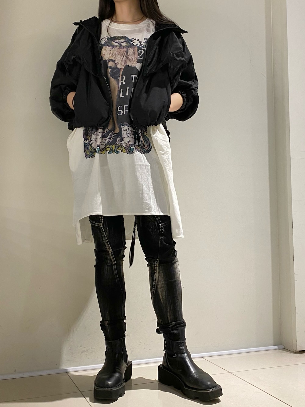 「ROYAL FLASH、AULA AILA、KMRii、SHARE SPIRIT」｜「KMRiiのKMRii/ケムリ/DischagedTwillStretchPT05（その他パンツ、ブラック系）」を使った、照井千尋さん（レディース・163cm）の春コーディネートの1枚目の写真