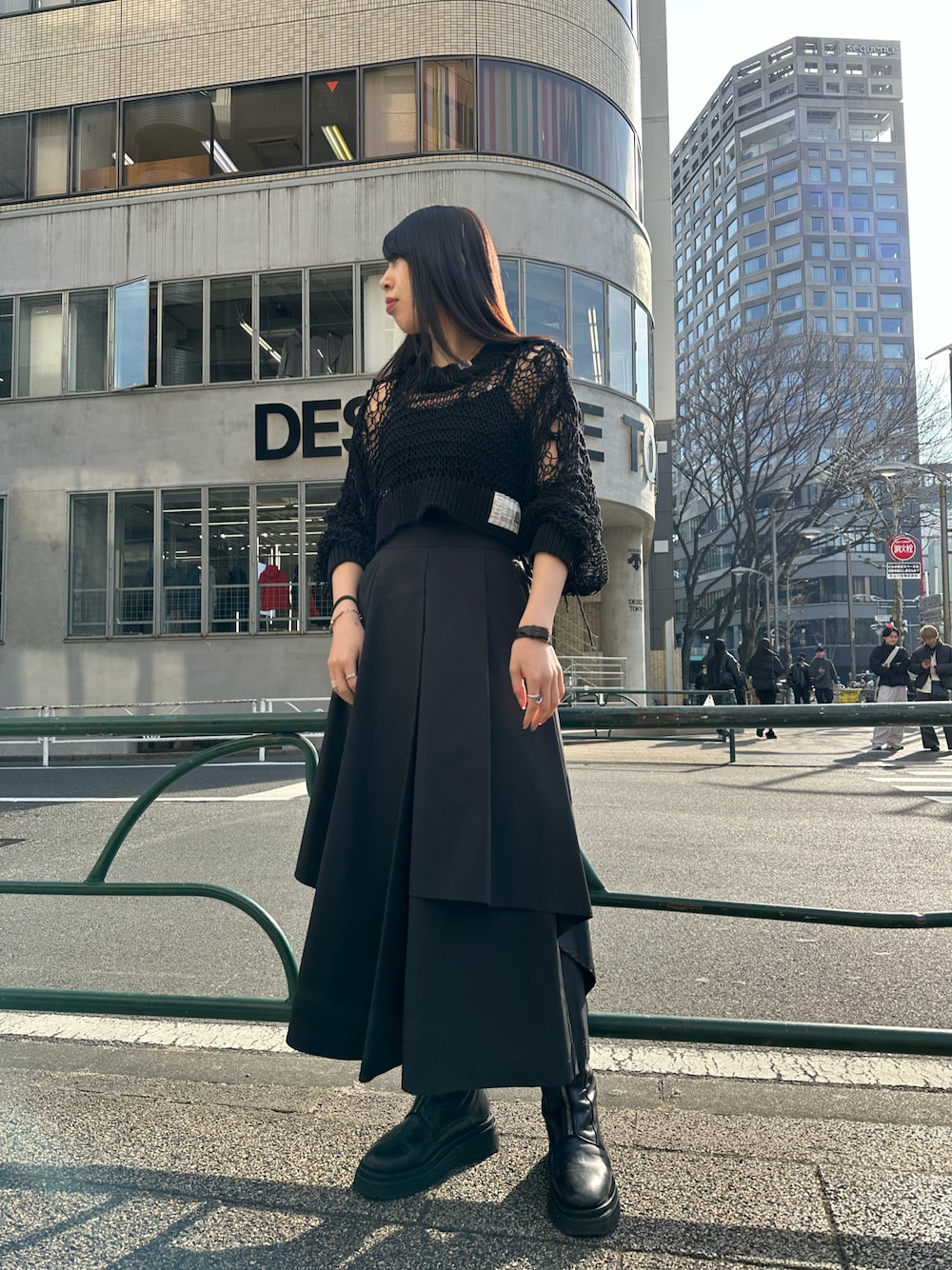 「Maison MIHARA YASUHIRO、UN3D.、ROYAL FLASH」｜「Maison MIHARA YASUHIROのアイテム（ニット/セーター、ブラック系）」を使った、照井千尋さん（レディース・163cm）の冬コーディネートの1枚目の写真