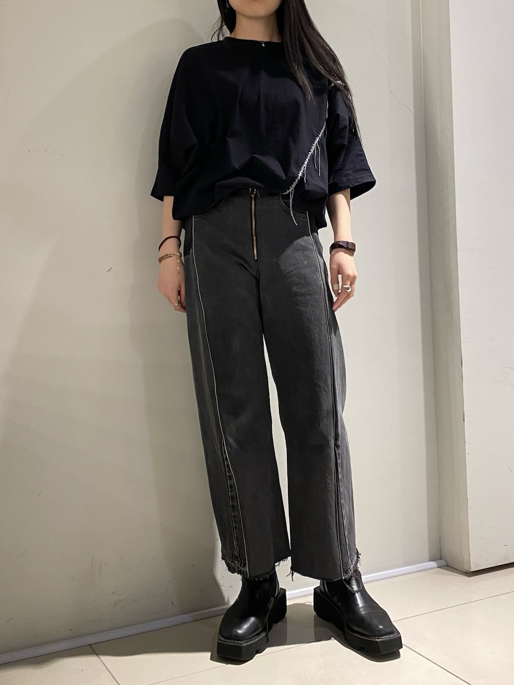 「ROYAL FLASH、KMRii、rehersall」｜「RehersalLのアイテム（デニムパンツ、ブラック系）」を使った、照井千尋さん（レディース・163cm）の春コーディネートの1枚目の写真
