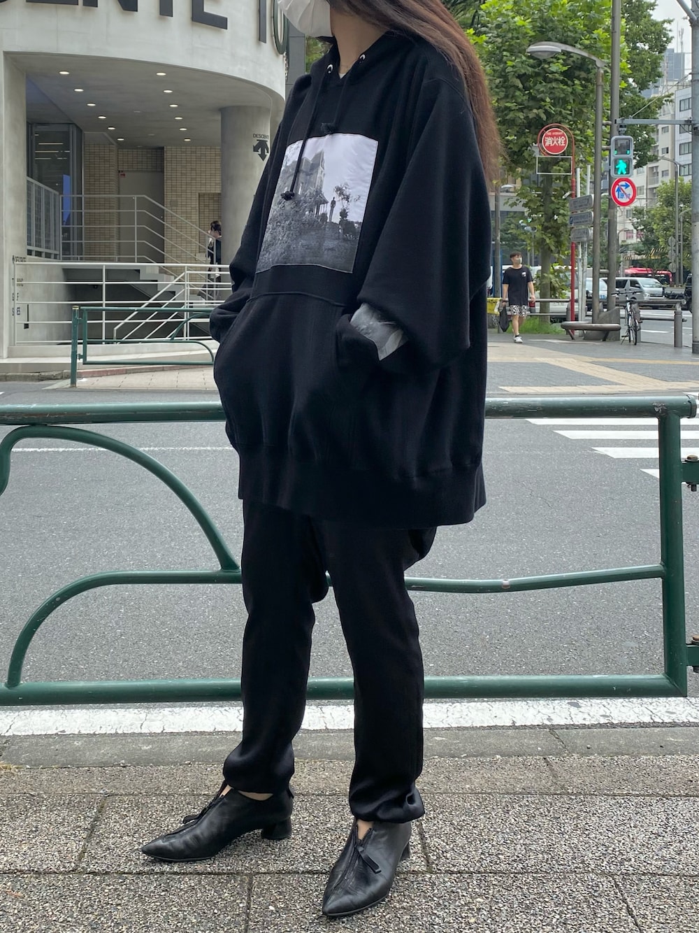 「ROYAL FLASH、UNDER COVER、SHARE SPIRIT」｜「UNDERCOVERのアイテム（パーカー、ブラック系）」を使った、照井千尋さん（レディース・163cm）の夏コーディネートの1枚目の写真