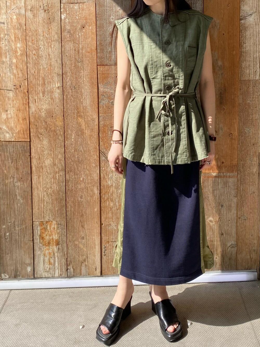 「ROYAL FLASH、Risley、rehersall」｜「RehersalLのrehersall/リハーズオール/ファティーグシャツベスト（ベスト、グリーン系）」を使った、照井千尋さん（レディース・163cm）の春コーディネートの1枚目の写真