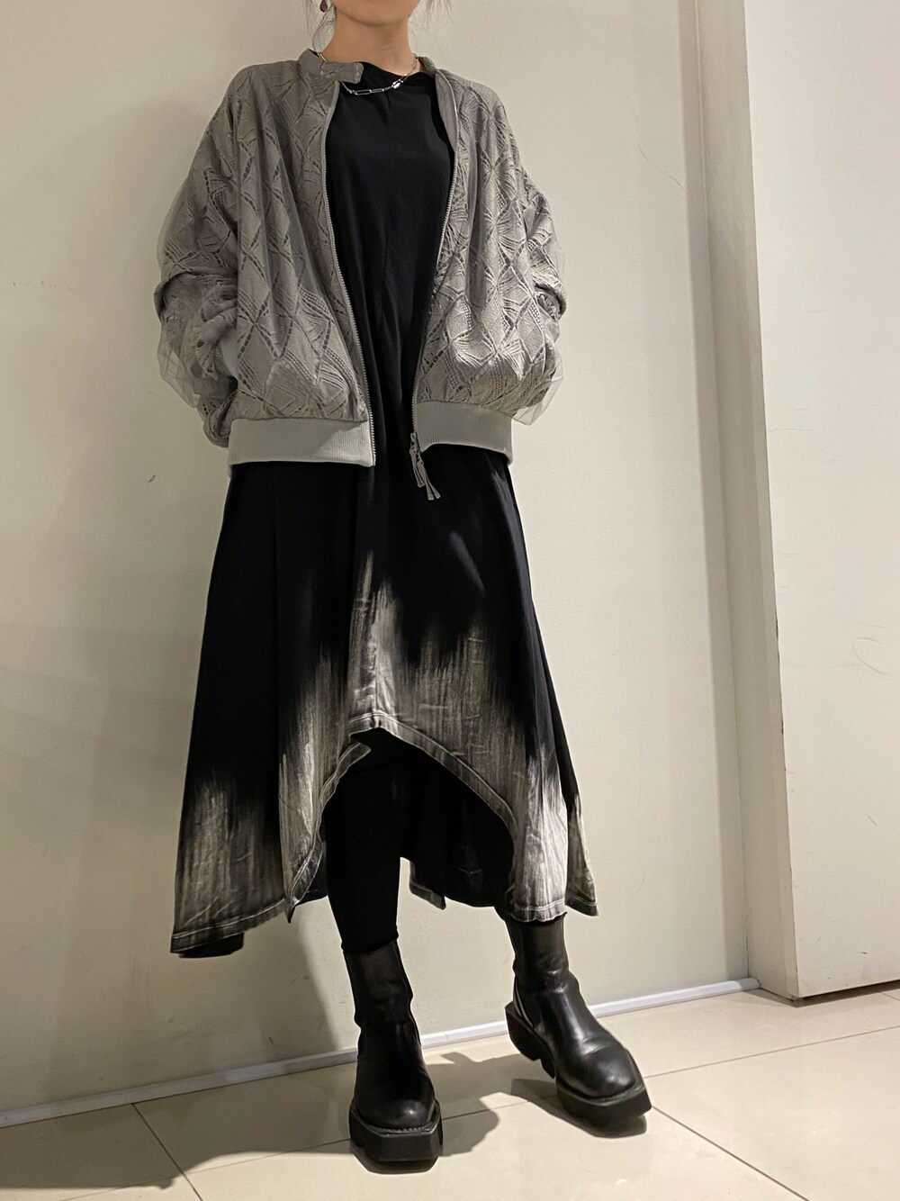 「ROYAL FLASH、Justine Clenquet、KMRii、AULA AILA」｜「KMRiiのKMRii/ケムリ/DISCHAGED ASYMMETRY OP（ワンピース、ブラック系）」を使った、照井千尋さん（レディース・163cm）の冬コーディネートの1枚目の写真