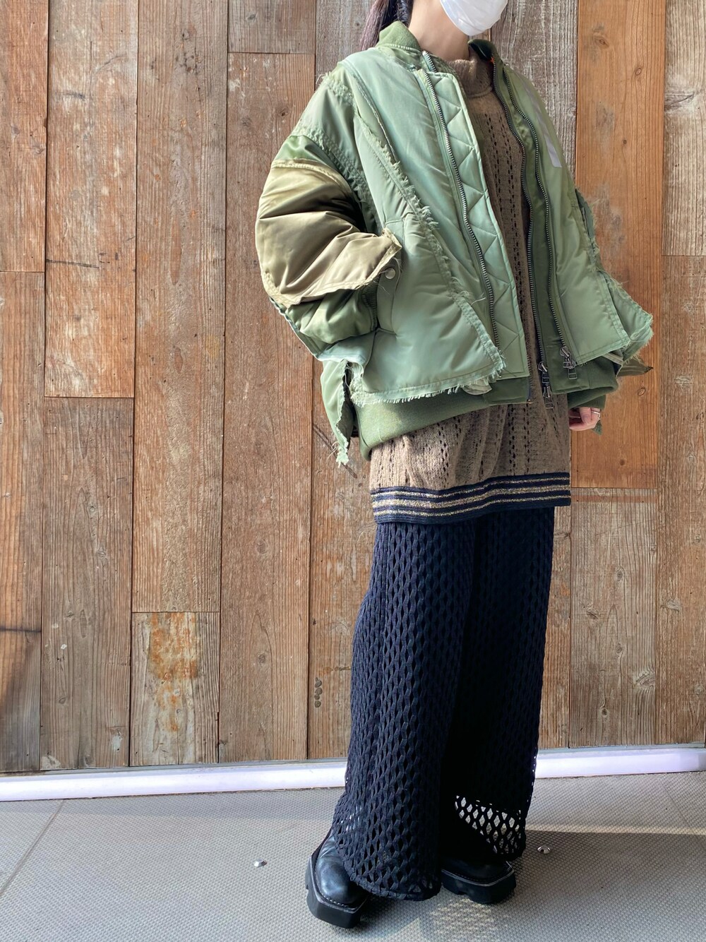 「ROYAL FLASH、FACETASM、SHARE SPIRIT」｜「FACETASMのアイテム（MA-1、グリーン系）」を使った、照井千尋さん（レディース・163cm）の秋コーディネートの1枚目の写真