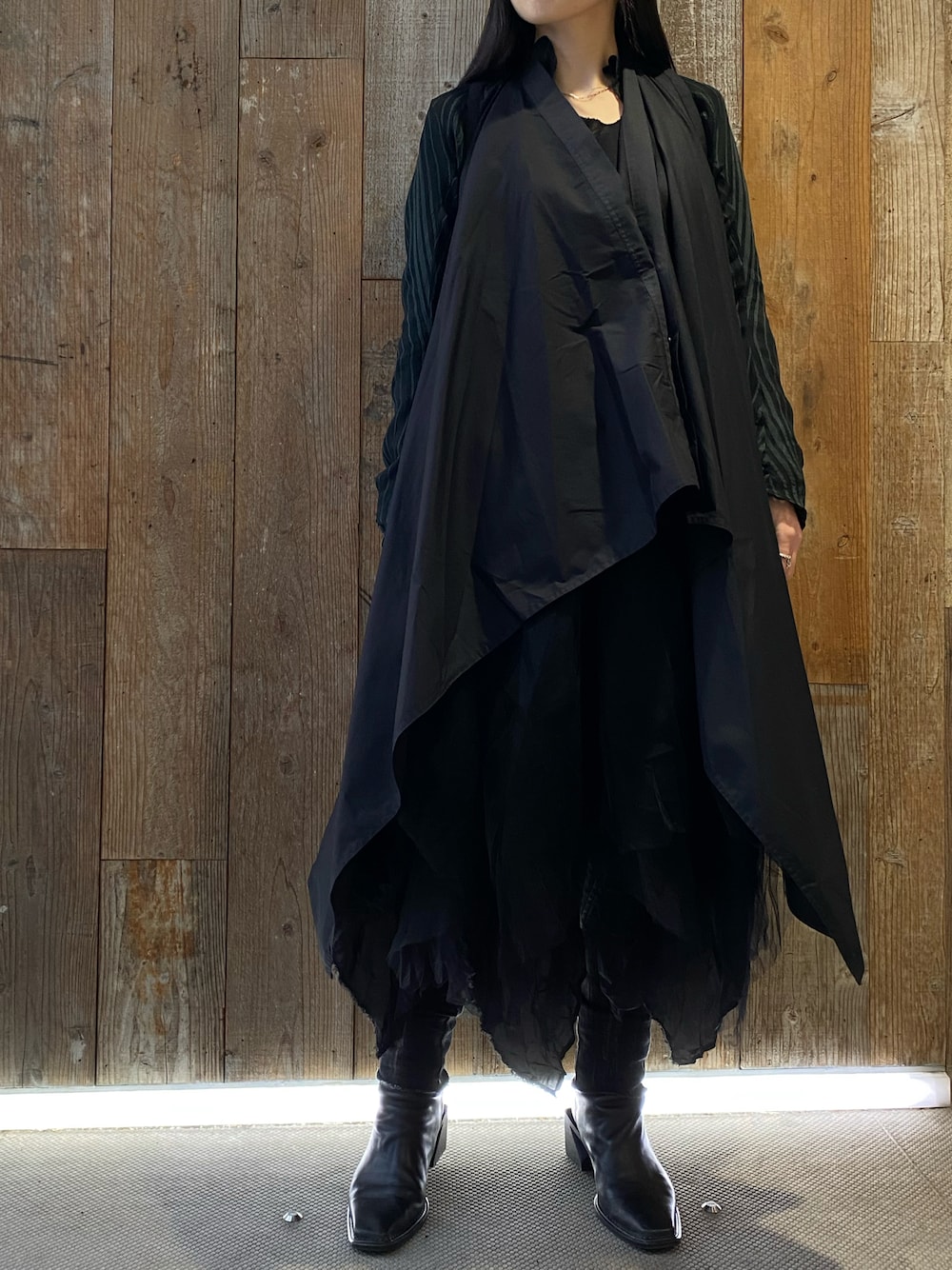 「ROYAL FLASH、marclebihan」｜「ROYAL FLASHのアイテム（シャツ/ブラウス、ブラック系）」を使った、照井千尋さん（レディース・163cm）の春コーディネートの1枚目の写真