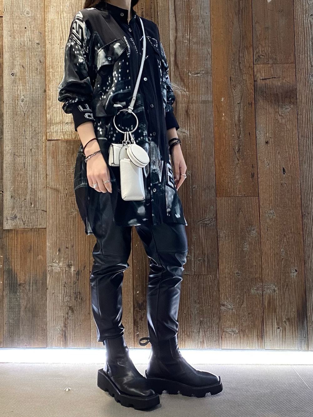 「ROYAL FLASH、SHARE SPIRIT」｜「SHARE SPIRITのアイテム（シャツ/ブラウス、ブラック系）」を使った、照井千尋さん（レディース・163cm）の秋コーディネートの1枚目の写真