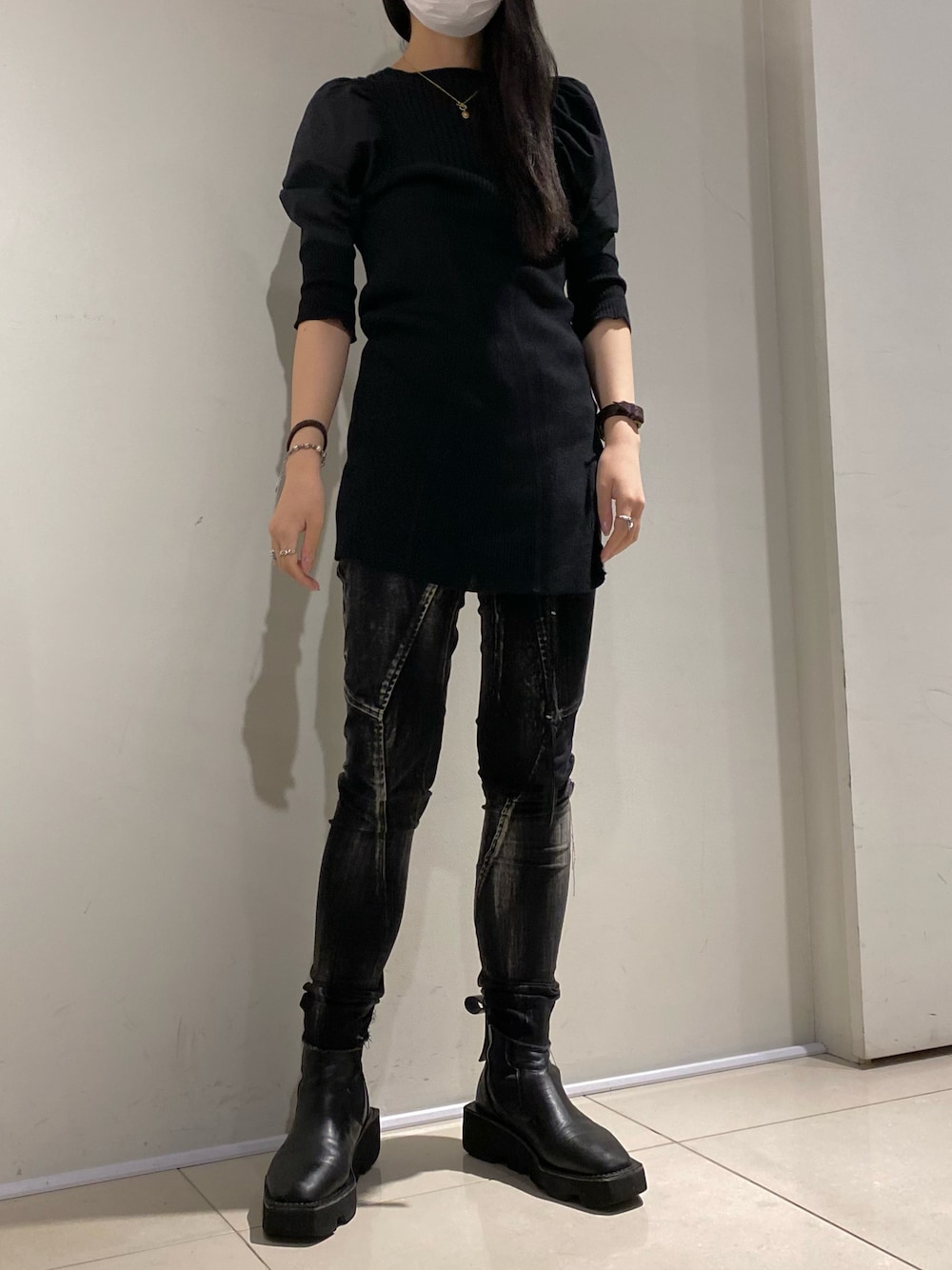 「ROYAL FLASH、KMRii、AULA AILA」｜「AULA AILAのアイテム（Tシャツ/カットソー、ブラック系）」を使った、照井千尋さん（レディース・163cm）の夏コーディネートの1枚目の写真