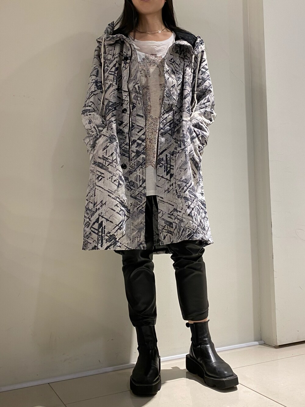 「ROYAL FLASH、KMRii、SHARE SPIRIT」｜「SHARE SPIRITのアイテム（Tシャツ/カットソー、ホワイト系）」を使った、照井千尋さん（レディース・163cm）の冬コーディネートの1枚目の写真