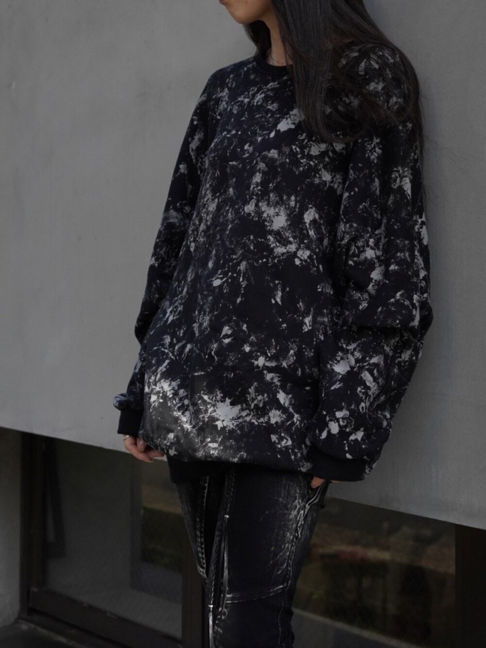 「ROYAL FLASH、KMRii」｜「KMRiiのKMRii/ケムリ/Flake Dischaged Dolman Top（Tシャツ/カットソー、ブラック系）」を使った、照井千尋さん（レディース・163cm）の夏コーディネートの1枚目の写真