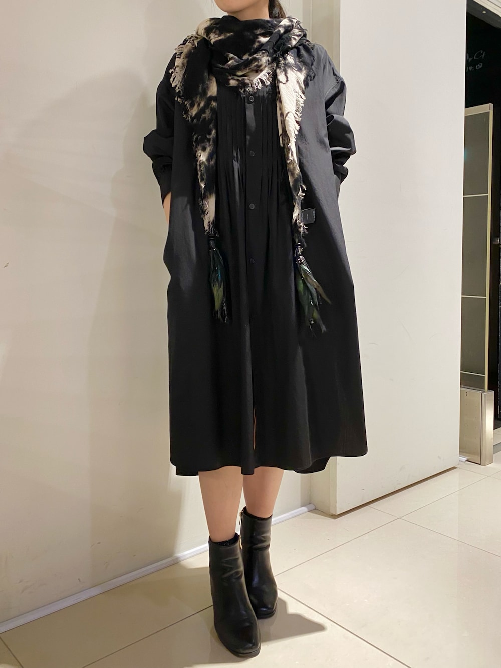 「ROYAL FLASH、KMRii、Y's」｜「KMRiiの【別注】KMRii/ケムリ/TIE DYE SQUARE STOLE/RFL（ストール/ショール、ブラック系）」を使った、照井千尋さん（レディース・163cm）の夏コーディネートの1枚目の写真