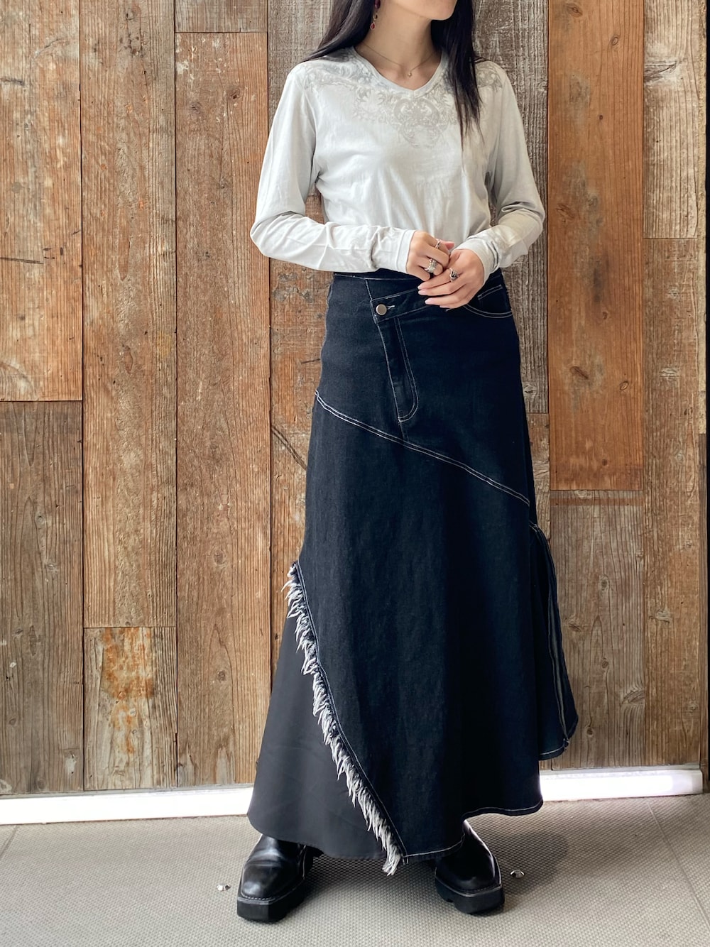 「ROYAL FLASH、KMRii、AULA AILA」｜「KMRiiのアイテム（Tシャツ/カットソー、ホワイト系）」を使った、照井千尋さん（レディース・163cm）の秋コーディネートの1枚目の写真