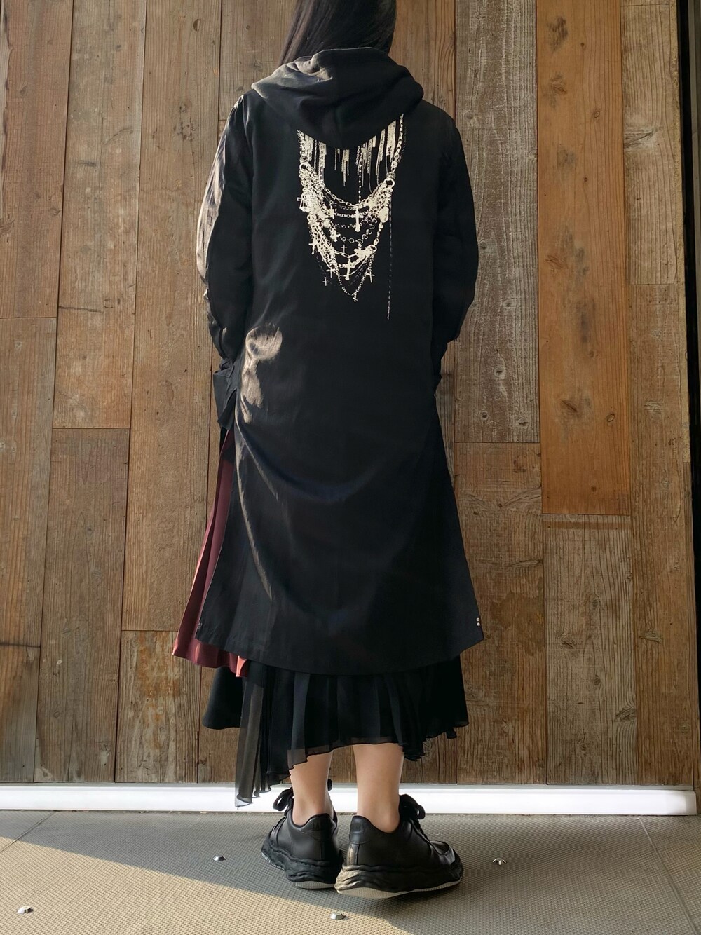 「ROYAL FLASH、Maison MIHARA YASUHIRO、KMRii」｜「Maison MIHARA YASUHIROのアイテム（スニーカー、ブラック系）」を使った、照井千尋さん（レディース・163cm）の秋コーディネートの1枚目の写真