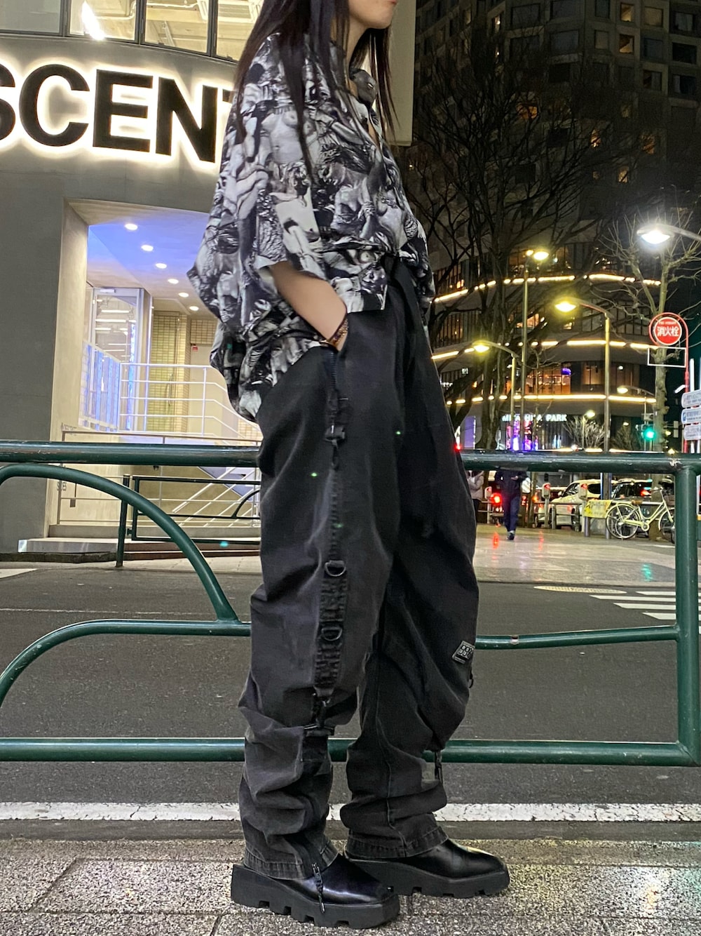「ROYAL FLASH、UNDER COVER、99％IS-」｜「99%IS-のアイテム（パンツ、ブラック系）」を使った、照井千尋さん（レディース・163cm）の冬コーディネートの1枚目の写真