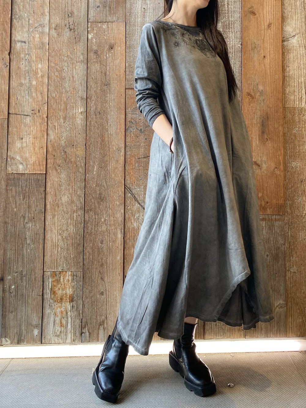 「ROYAL FLASH、KMRii」｜「KMRiiのKMRii/ケムリ/別注Asymmetry Magnolia Flower OP（ワンピース、グレー系）」を使った、照井千尋さん（レディース・163cm）の冬コーディネートの1枚目の写真