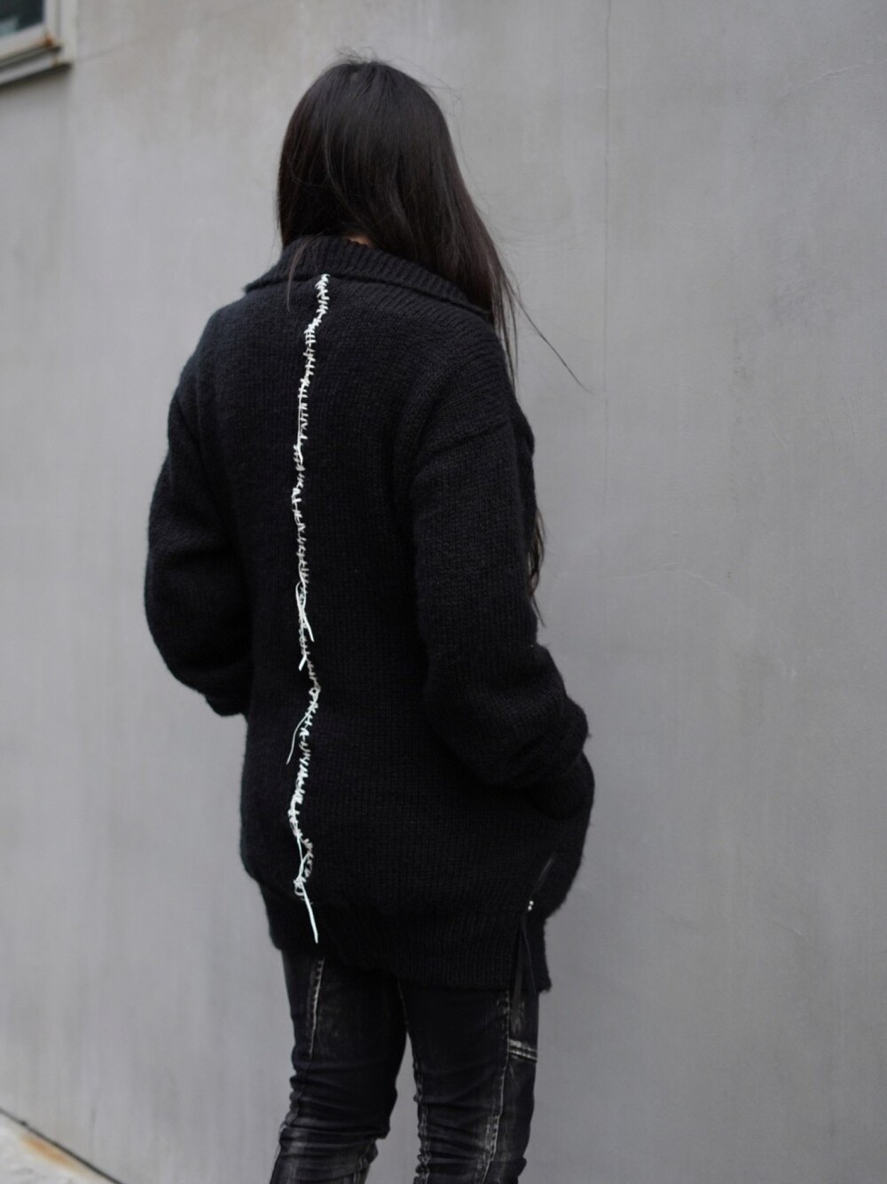 「ROYAL FLASH、KMRii」｜「KMRiiのKMRii/ケムリ/Mohair Jacket 03（カーディガン/ボレロ、ブラック系）」を使った、照井千尋さん（レディース・163cm）の夏コーディネートの1枚目の写真