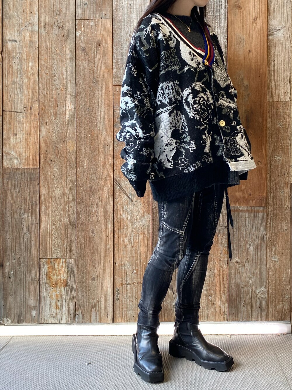 「ROYAL FLASH、bodysong.、SHARE SPIRIT、KMRii」｜「KMRiiのKMRii/ケムリ/DischagedTwillStretchPT05（その他パンツ、ブラック系）」を使った、照井千尋さん（レディース・163cm）の冬コーディネートの1枚目の写真