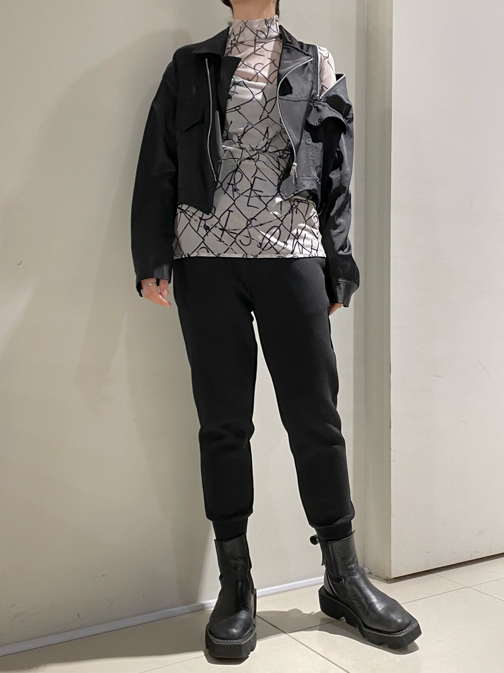 「ROYAL FLASH、LIMI feu、キレイめ、AULA AILA」｜「AULA AILAのAULA AILA/アウラアイラ/JOGGER PANTS（パンツ、ブラック系）」を使った、照井千尋さん（レディース・163cm）の冬コーディネートの1枚目の写真