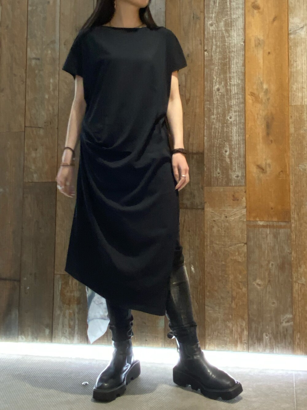 「ROYAL FLASH、KMRii」｜「KMRiiの【別注】KMRii/ケムリ/CUTSEW-MAGNOLIA OP/ワンピース（ワンピース、ブラック系）」を使った、照井千尋さん（レディース・163cm）の春コーディネートの1枚目の写真
