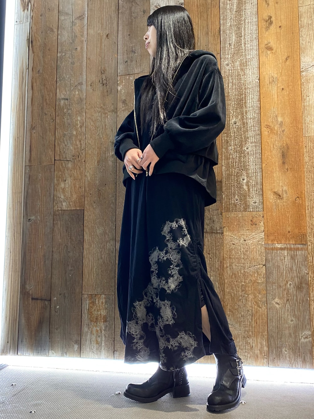 「ROYAL FLASH、Risley、KMRii、大人カジュアル」｜「Risleyのアイテム（パーカー、ブラック系）」を使った、照井千尋さん（レディース・163cm）の冬コーディネートの1枚目の写真