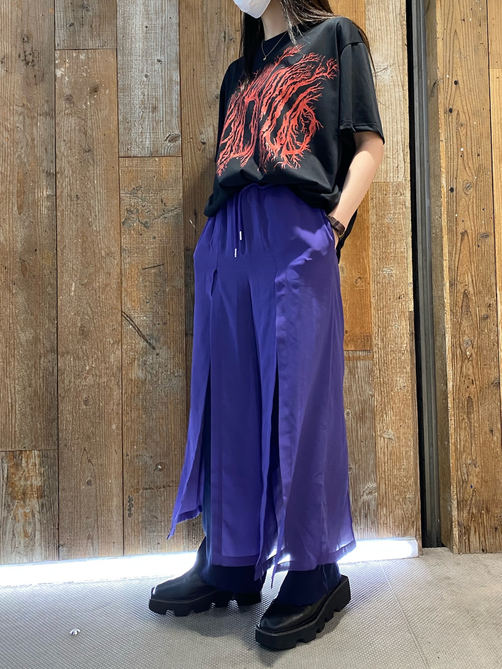 「ROYAL FLASH、AULA AILA、JOHN LAWRENCE SULLIVAN」｜「JOHN LAWRENCE SULLIVANのJOHN LAWRENCE SULLIVAN/ジョンローレンスサリバン/MAD MUD T-SHIRT（Tシャツ/カットソー、ブラック系）」を使った、照井千尋さん（レディース・163cm）の春コーディネートの1枚目の写真
