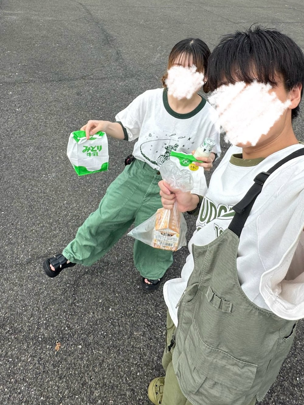 「秋っぽコーデ更新中、シミラールック、グリーン、グリーンコーデ、いいね、save、フォローお願いします🤑、秋先取りコーデ、休日スタイル、着回しコーデ、お出かけコーデ、カジュアル、カジュアルコーデ、いいね返し、低身長、低身長コーデ、カーキ」｜「古着のアイテム（Tシャツ/カットソー、ホワイト系）」を使った、るる 🥦低身長コーデ🥬さん（レディース・149cm）の秋コーディネートの1枚目の写真