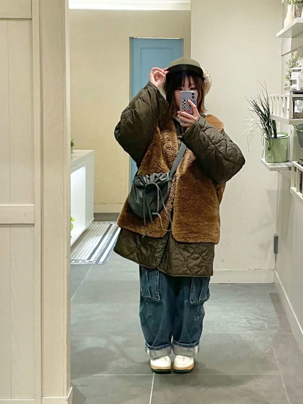 「真冬のあったかスタイル、ボアジャケット、低身長コーデ、パンツコーデ、レイヤード、冬アウター、ラフ、だぼだぼ、ゆるコーデ、ビッグシルエット、いいね、save、フォローお願いします🤑、アースカラー、キルティング、キルティングジャケット、カーゴパンツ」｜「FREAK'S STOREのWEB限定 ビッグシルエット M-65 ライナーセットモッズコート/コート＆キルティングライナーセット/2枚セット/3WAY（モッズコート、グリーン系）」を使った、るる 🥦低身長コーデ🥬さん（レディース・149cm）の冬コーディネートの1枚目の写真