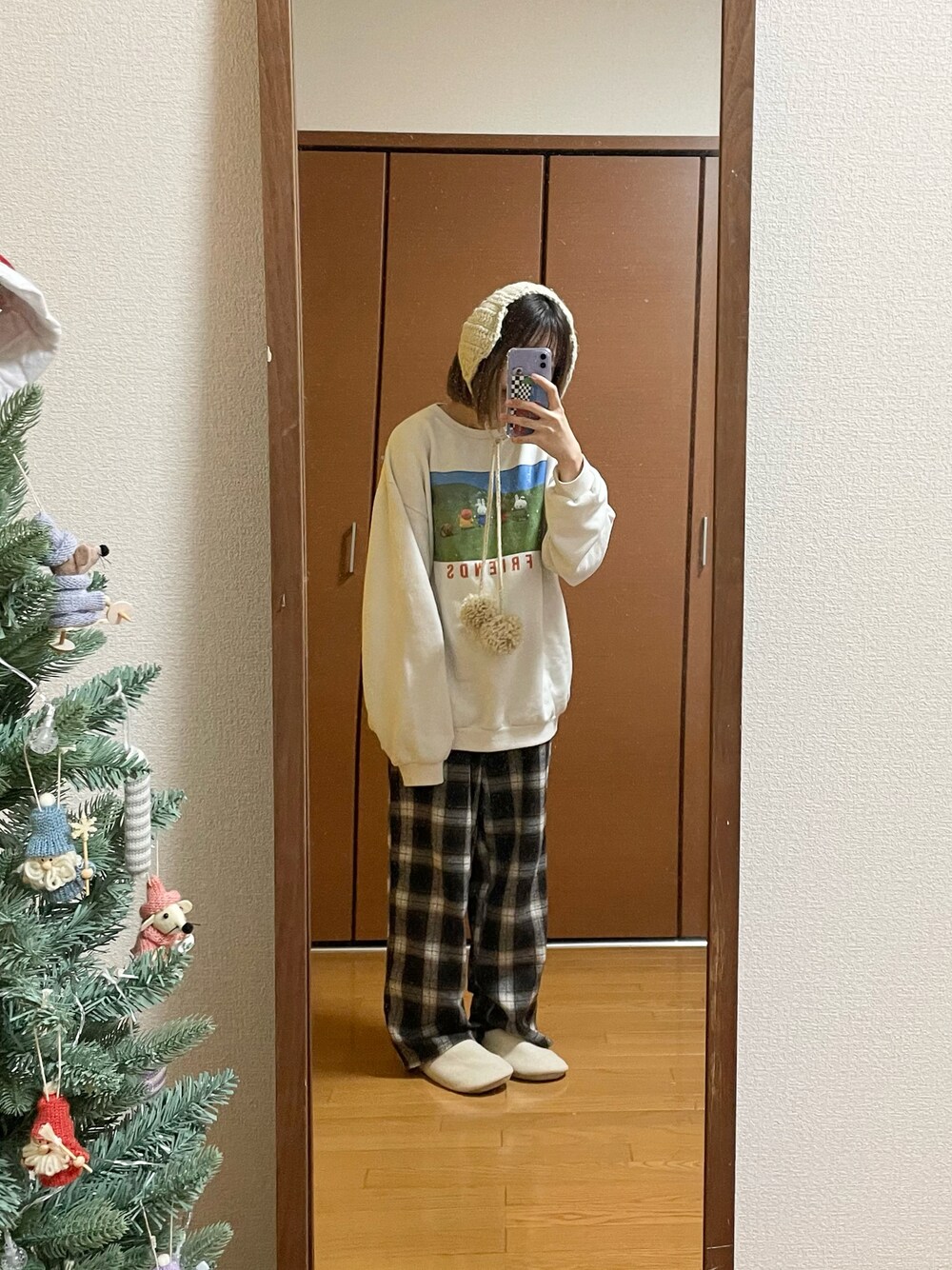 「春めき満開コーデ、シンプルスタイル、スウェット、スウェットコーデ、ラフ、ラフコーデ、部屋着、プチプラ、プチプラコーデ、今日のコーデ、休日スタイル、チェック、チェックパンツ、ラクチンコーデ、休日」｜「shienのアイテム（その他パンツ、ブラック系）」を使った、るる 🥦低身長コーデ🥬さん（レディース・149cm）の春コーディネートの1枚目の写真