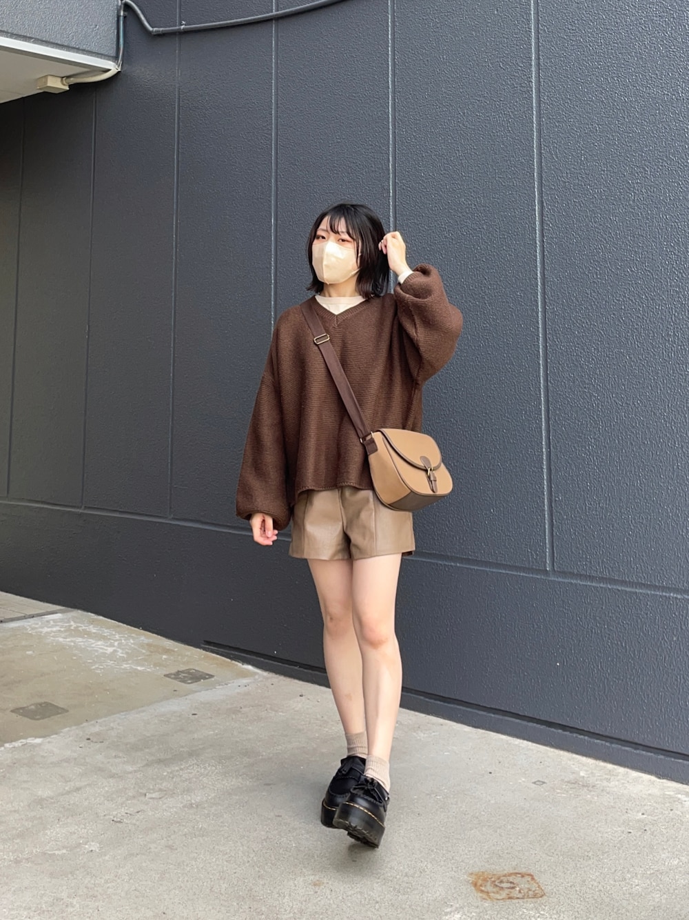 「ファッションを楽しもう、秋のコーデ、シンプルスタイル、ラクチンコーデ、ゆったりコーデ、低身長コーデ、いいね、save、フォローお願いします🤑、プチプラ、プチプラコーデ、オトナカジュアル、古着、淡色コーデ、おでかけコーデ、ショートパンツ、低身長」｜「GRLのアイテム（パンツ、ベージュ系）」を使った、るる 🥦低身長コーデ🥬さん（レディース・149cm）の秋コーディネートの1枚目の写真
