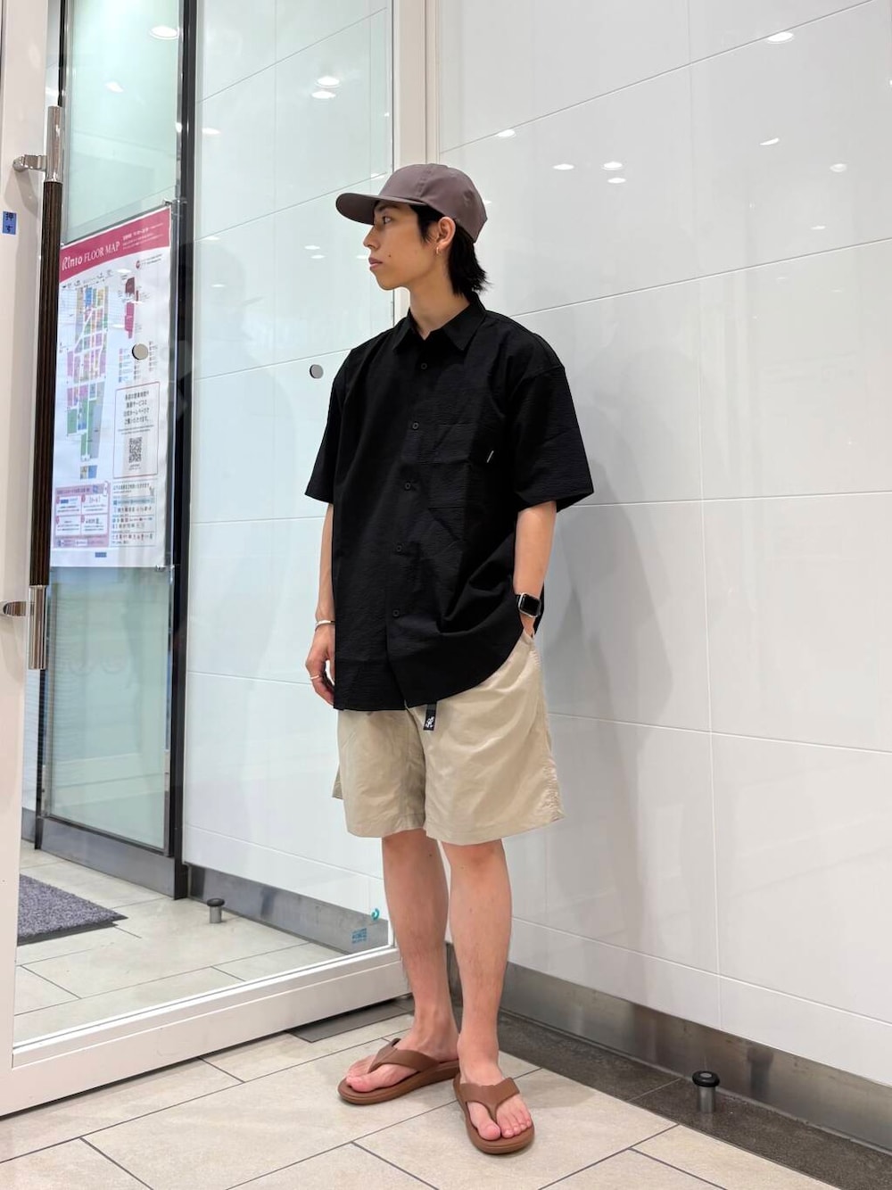 グレー系のその他パンツ、ブラック系のシャツ/ブラウス、ブラウン系のサンダルを着用したメンズの夏コーディネートの1枚目の写真