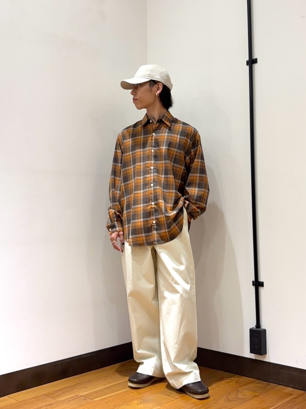 ホワイト系のその他パンツ、ブラウン系のその他シューズ、ベージュ系のキャップを着用したメンズの夏コーディネートの1枚目の写真