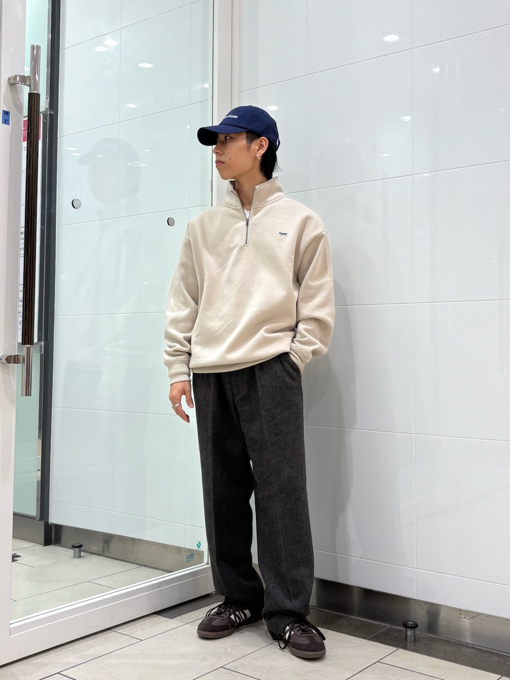 ベージュ系のスウェット、グレー系のその他パンツ、ブラウン系のスニーカーを着用したメンズの秋コーディネートの1枚目の写真