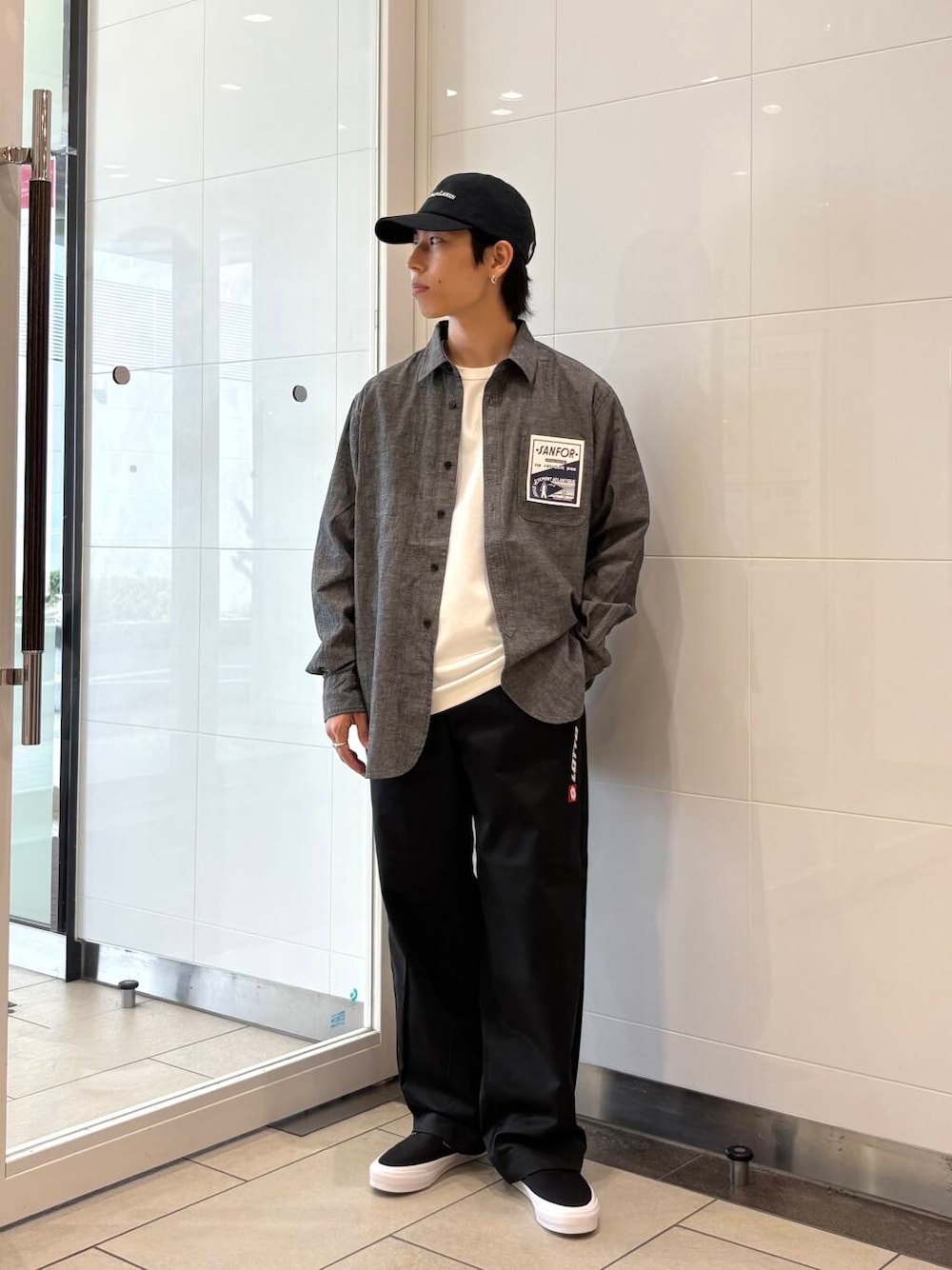 「シャツスタイル、ワイドパンツ、ビッグシルエット、カジュアル、キレイめ、ストリート、オーバーサイズ、スポーツミックス、デートコーデ、ワントーン、リラックススタイル、URBANRESEARCH、シンプルコーデ、チノパン、低身長」｜「URBAN RESEARCHの接触冷感スムージーTシャツ（Tシャツ/カットソー、ホワイト系）」を使った、オタケさん（メンズ・162cm）の夏コーディネートの1枚目の写真