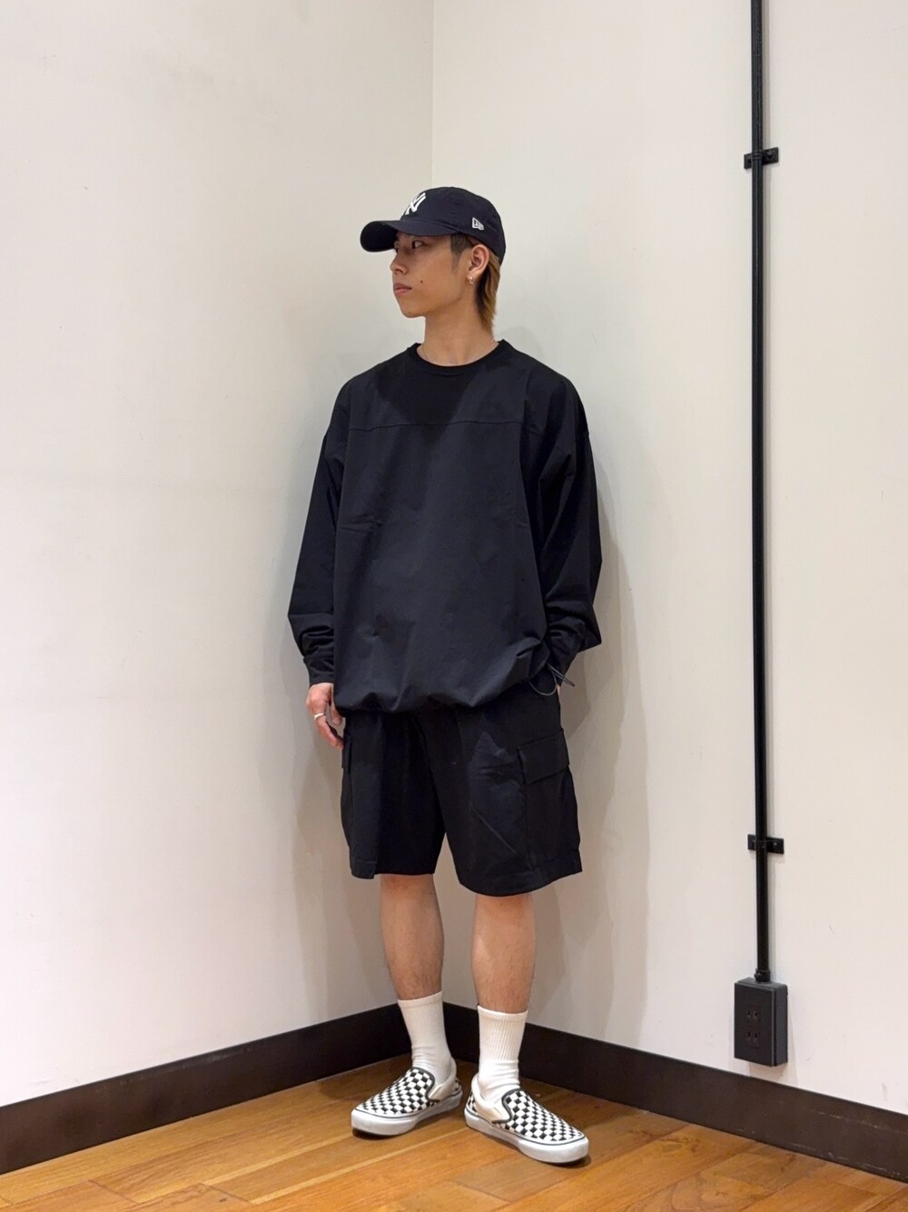 ブラック系のTシャツ/カットソー、ブラック系のその他パンツ、ホワイト系のソックス/靴下を着用したメンズの春コーディネートの1枚目の写真