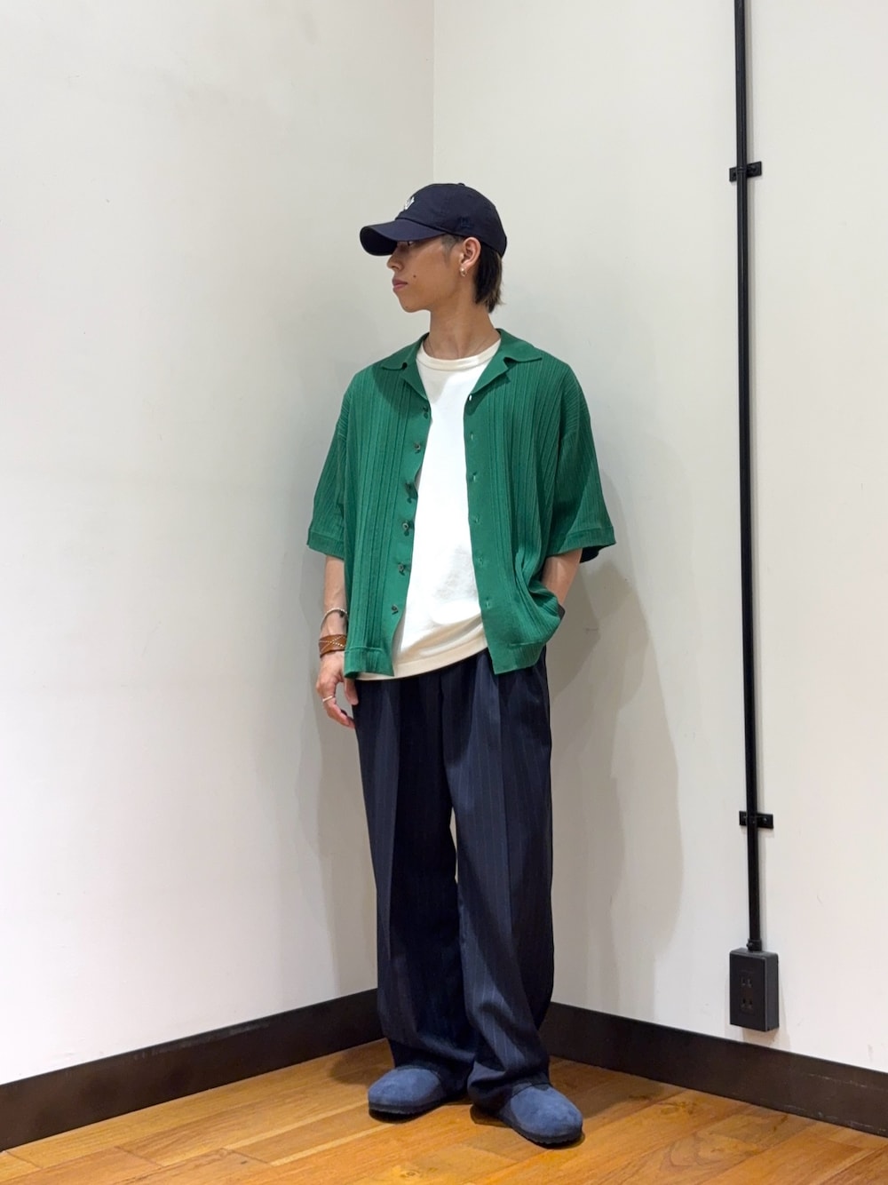 グリーン系のシャツ/ブラウス、ホワイト系のTシャツ/カットソー、ブルー系のその他パンツを着用したメンズの夏コーディネートの1枚目の写真
