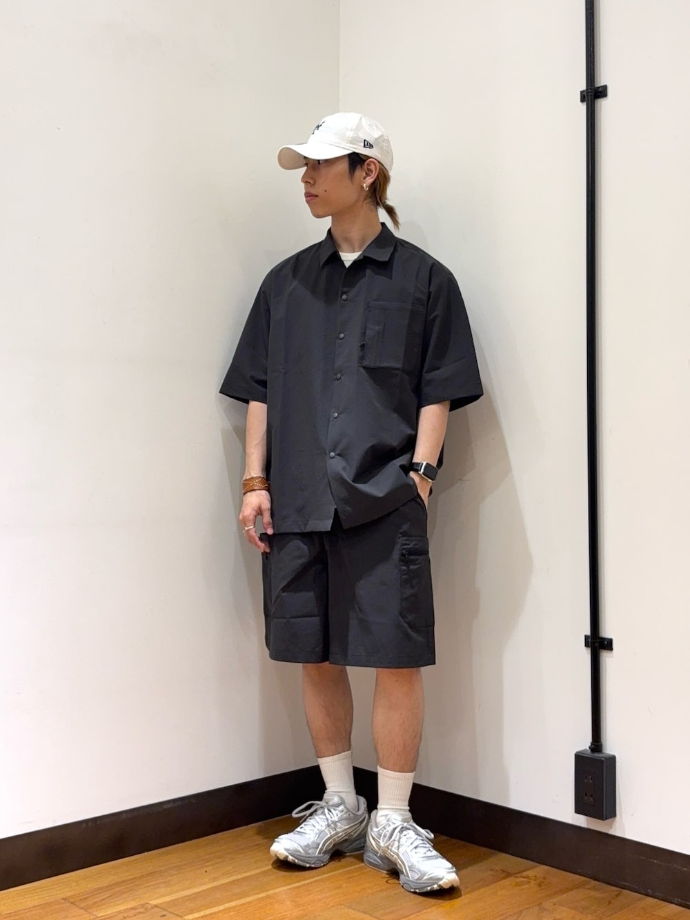 グレー系のシャツ/ブラウス、グレー系のその他パンツ、ホワイト系のキャップを着用したメンズの春コーディネートの1枚目の写真