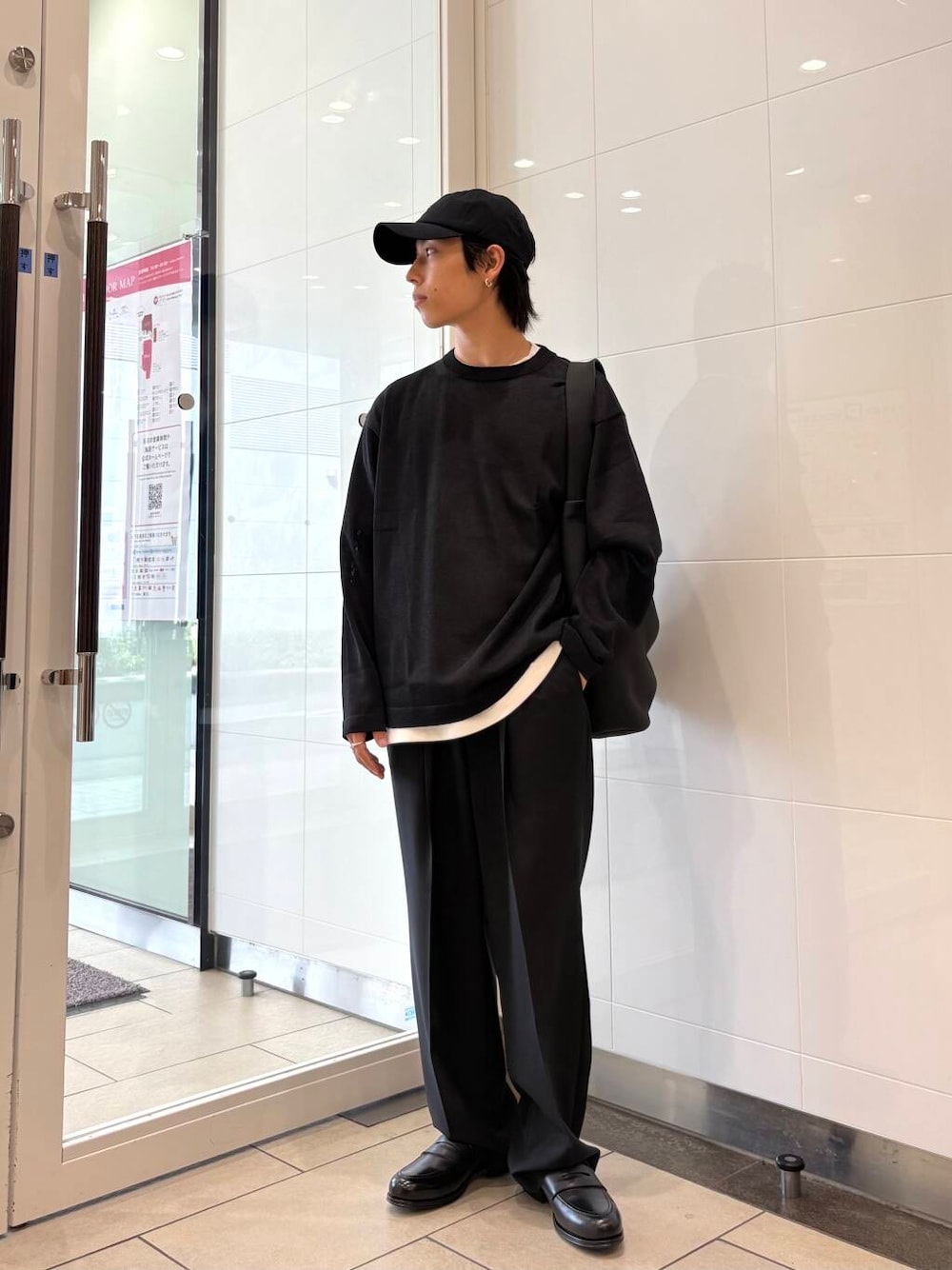 ブラック系のトートバッグ、ブラック系のニット/セーター、ブラック系のその他パンツを着用したメンズの夏コーディネートの1枚目の写真